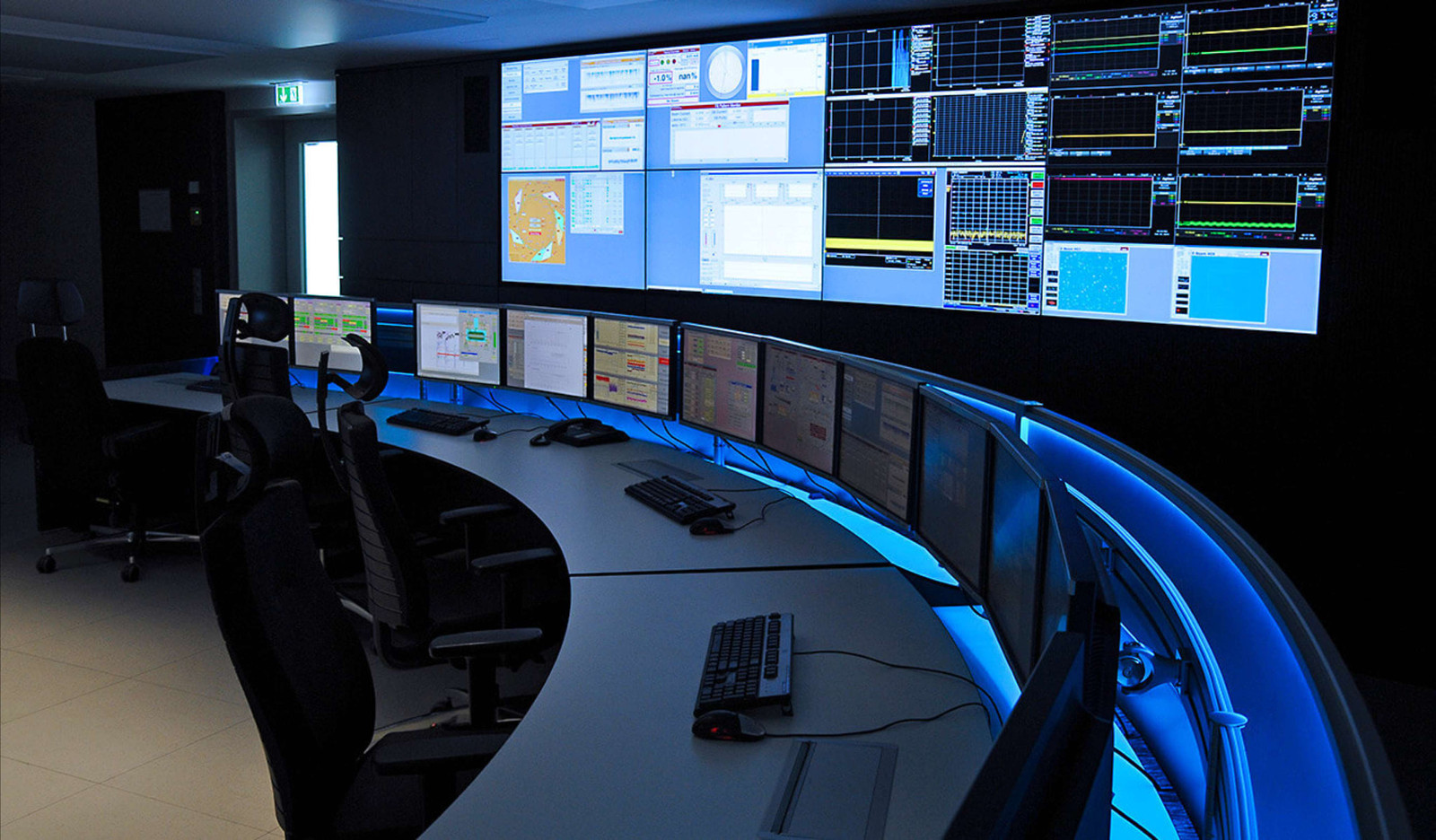 Videowall en cuarto de control de planta, utilizado para monitoreo en tiempo real de los procesos industriales, brindando una visión integral de las operaciones y facilitando la toma de decisiones rápidas y efectivas.